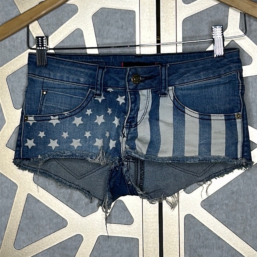 DAISY DUKES DENIM SHORTS